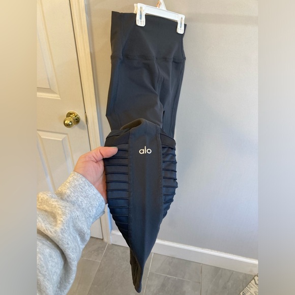 ALO Yoga dark gray Moto Leggings size medium - Picture 3 of 5